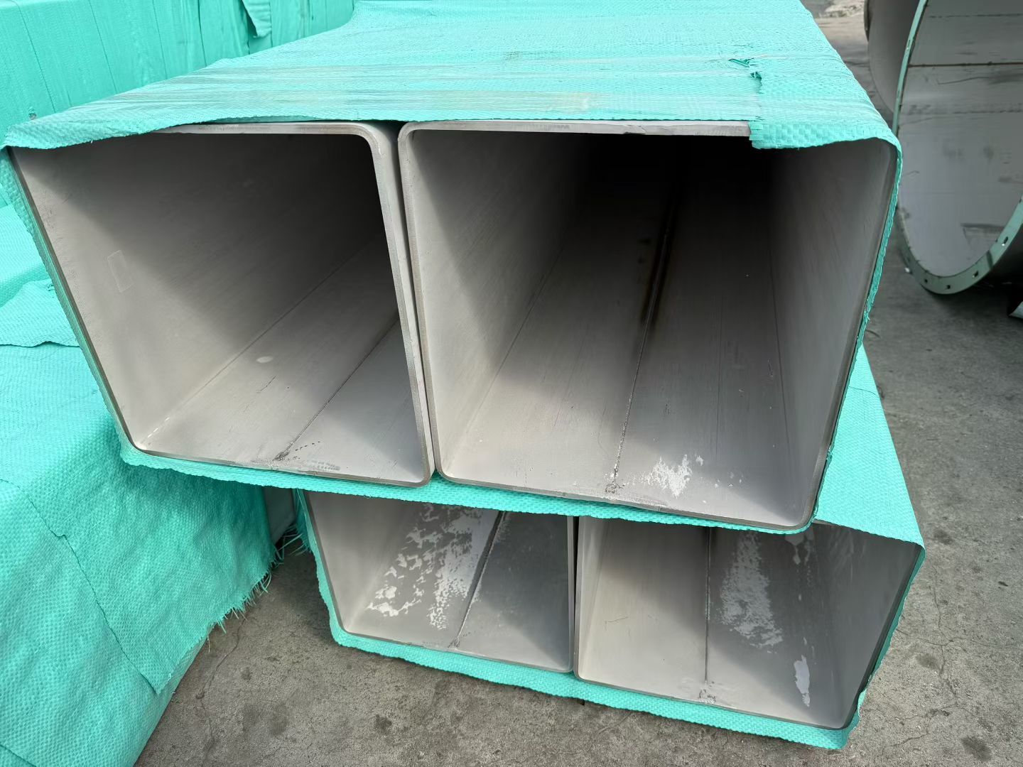 Son şirket blogları hakkında Çift Dikişli Kaynaklı Borular Nelerdir? 304 Büyük Çaplı Kare ve Dikdörtgen Boruların Proses Analizi
